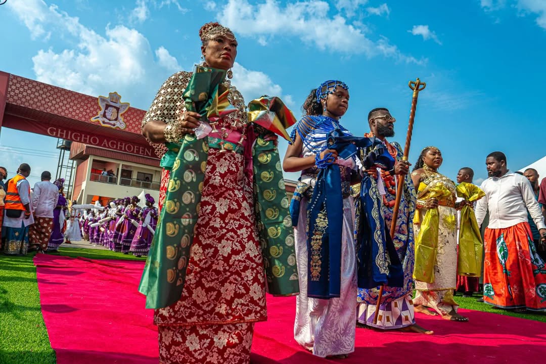 Outgoing and incoming palace watch communities