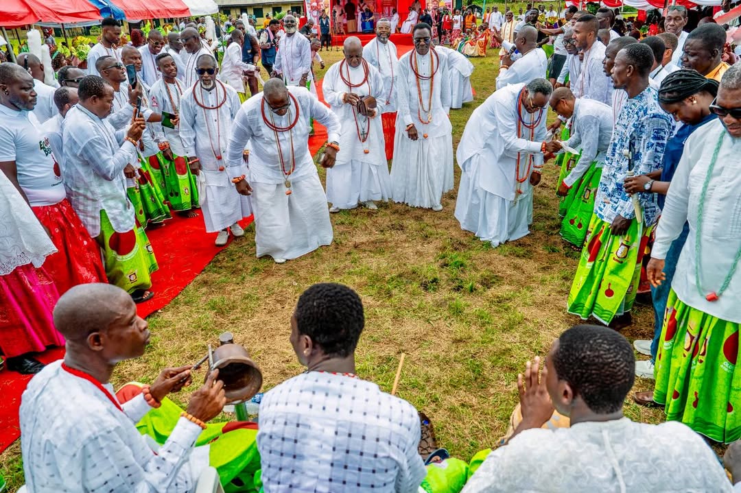 Olobe sons and daughters honouring the throne