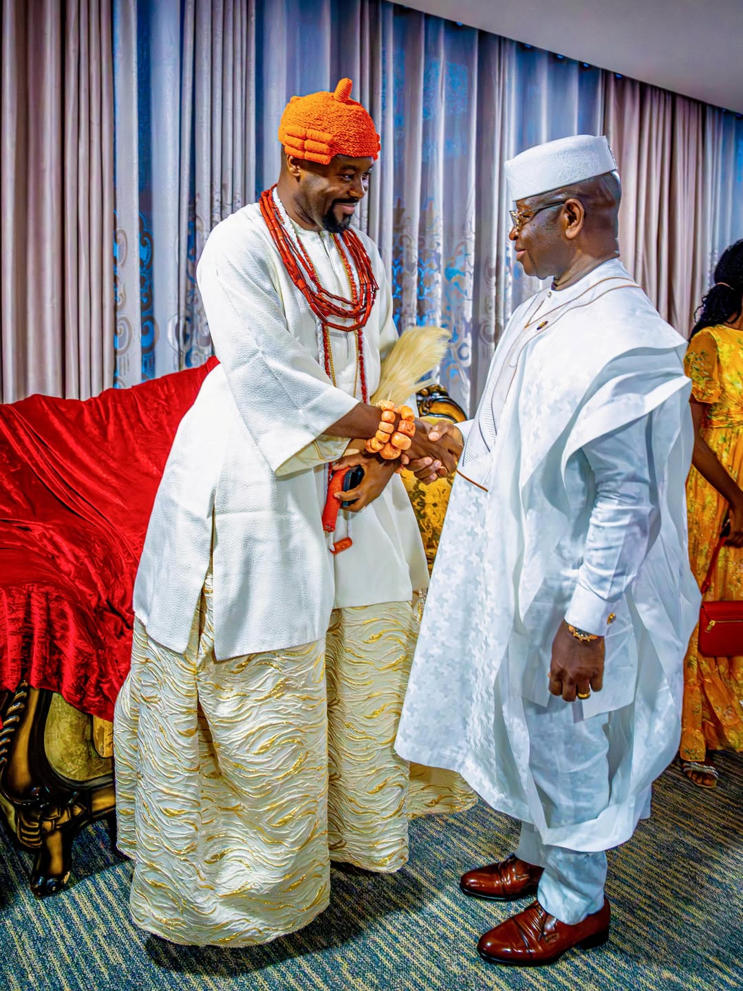Ogiame Atuwatse III with President Julius Maada Bio