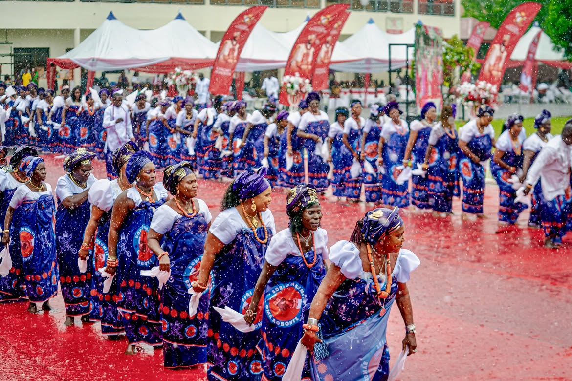 Bobi community procession in light showers