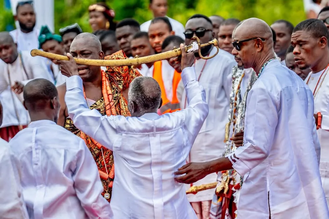 Community honoring His Majesty