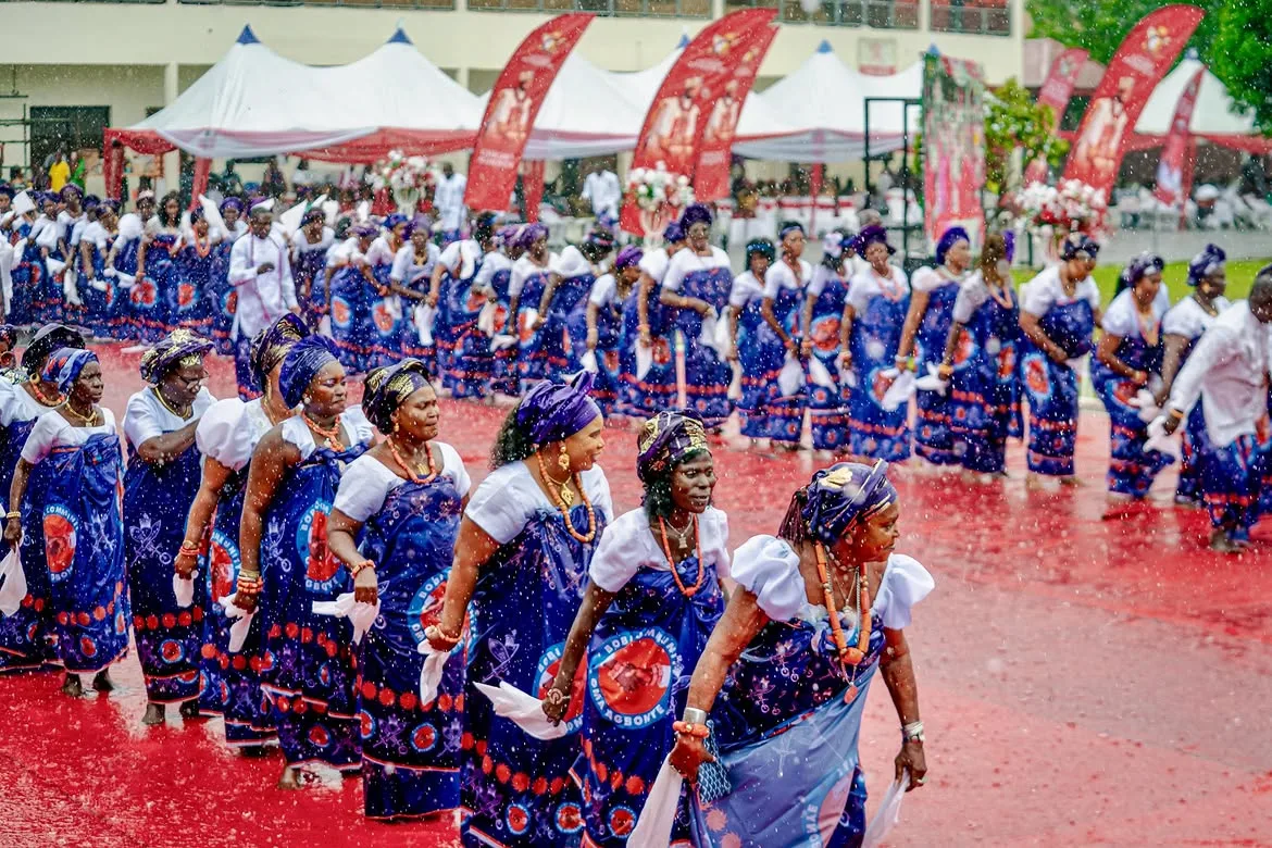Bobi community procession in light showers