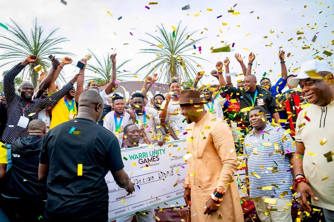 Team Ijaw receiving the ₦10 million winners’ prize