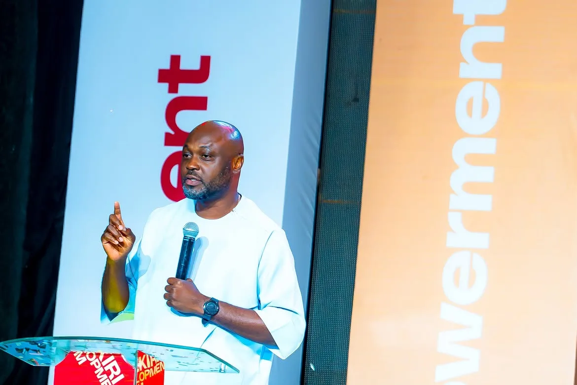 Speaker addressing the Itsẹkiri Development Forum